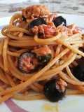 Spaghetti Integrali con Tonno, Pelati e Olive Nere Snocciolate