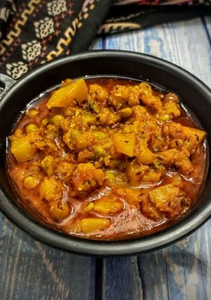 A picture of Shalgam(turnip)aur Matar ki curry.