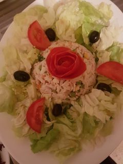 صورة لوصفة سلطة ارز مع سلطة خضراء