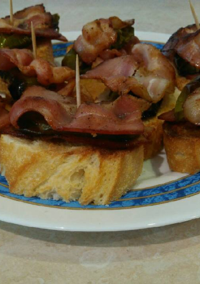 Una foto de Montaditos de bacon y pimiento verde