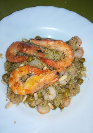 Una foto de Quinoa con gambas y guisantes
