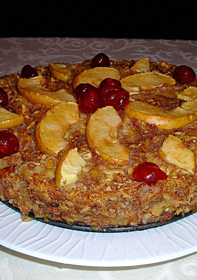 Una foto de Tarta de copos de avena con manzanas, nueces y sacarina
