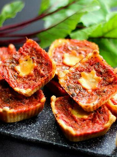 Una foto de Canastitas de remolacha y parmesano