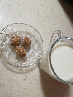 صورة لوصفة كرات الشوفان والتمر سناك صحي للأطفال