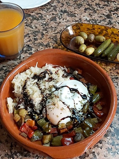 Una foto de Verduras, huevo frito y company