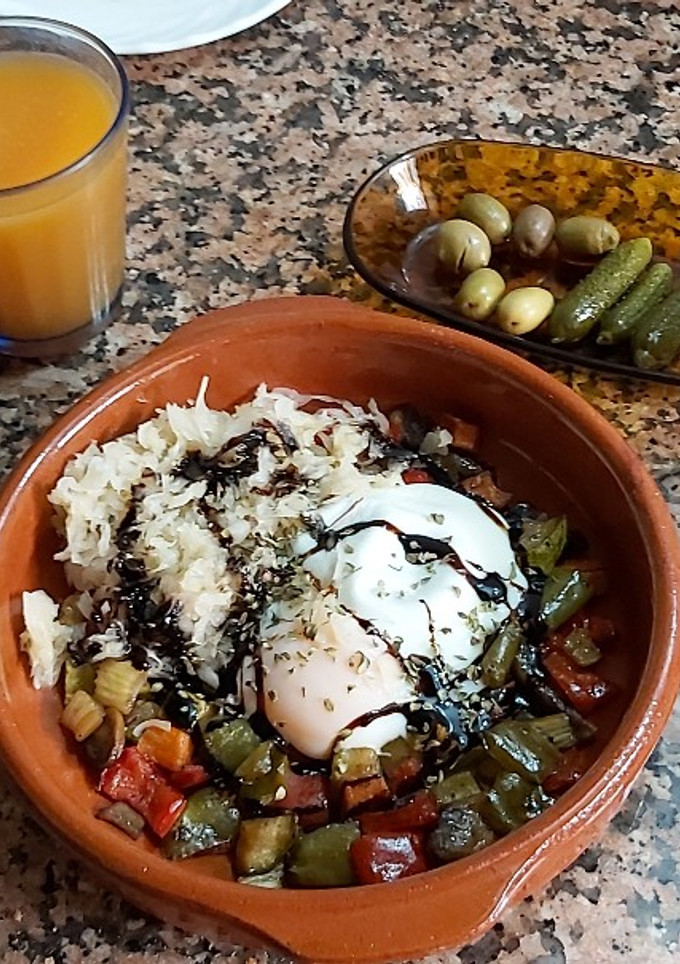 Una foto de Verduras, huevo frito y company