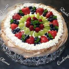 A picture of 🍰Pavlova🍰(Russian dessert).