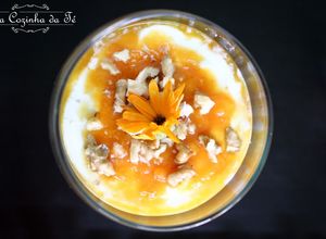Foto de Taças de Damasco com Iogurte Grego