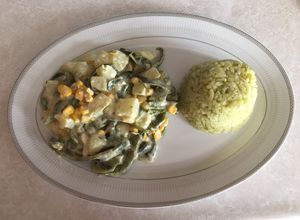 Una foto de Rajitas con papa y arroz verde