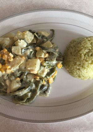 Una foto de Rajitas con papa y arroz verde