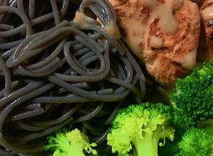 Hình của món Bún lứt+ức gà ướp mật ong áp chảo (eatclean).