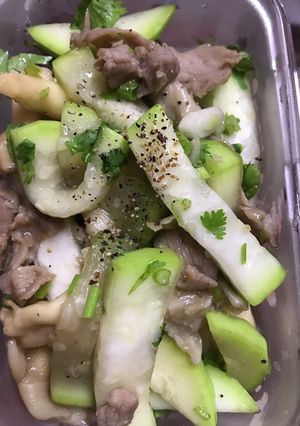 Hình của món Bầu om nấm bào ngư.