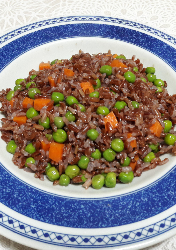 Una foto de Arroz rojo a la mantequilla vegano 🍚