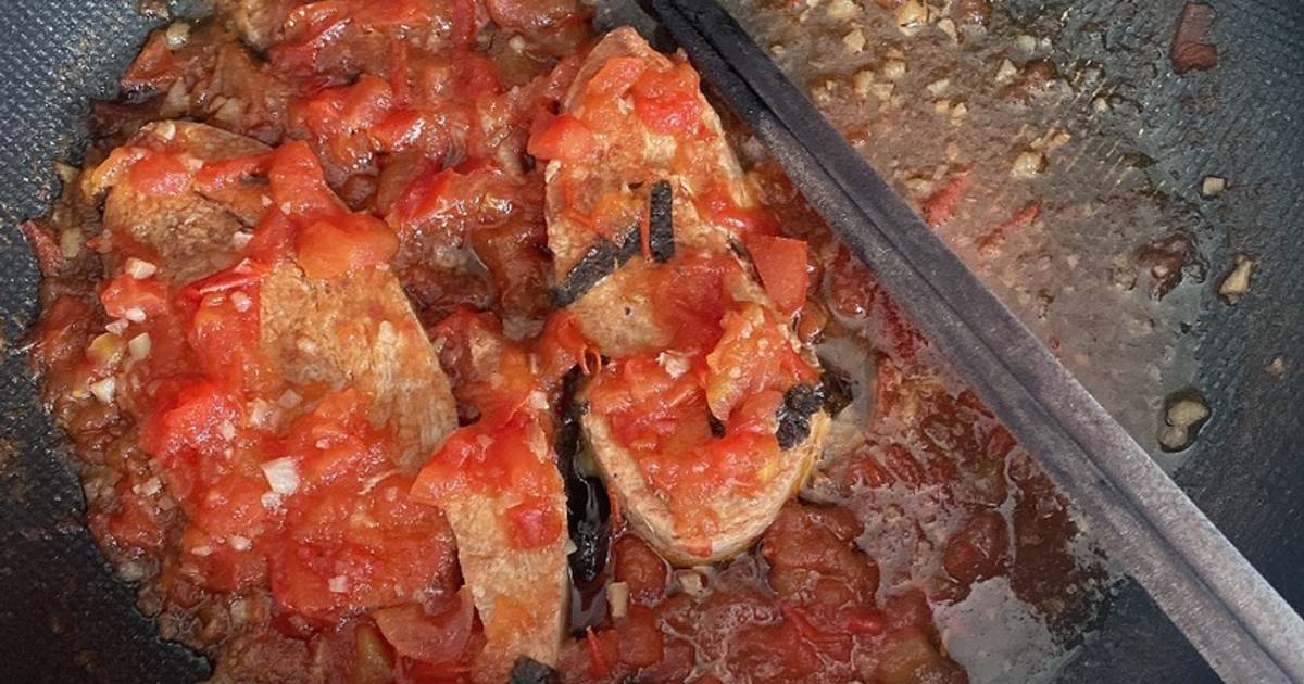 Cách xào cà chua để tạo nên hương vị đặc trưng cho món cá thu chay sốt cà chua là gì?
