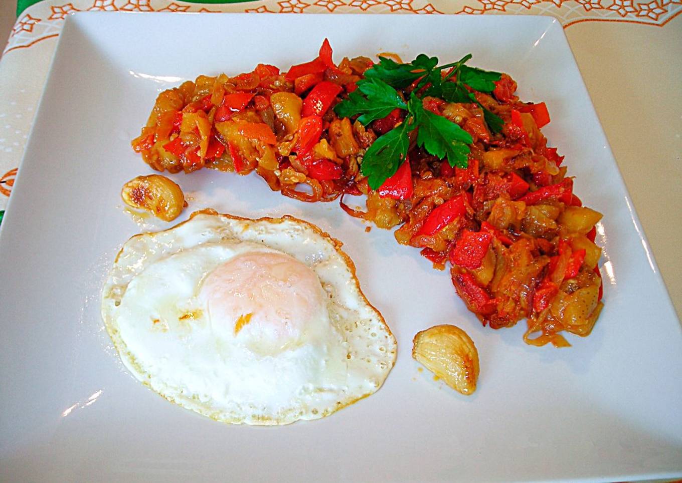 Huevo frito con pimiento rojo, berenjena y cebolla morada