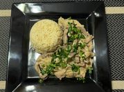 Una foto de strogonoff con pollo y carne