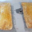 Empanadas de pollo y salsa de nata y queso