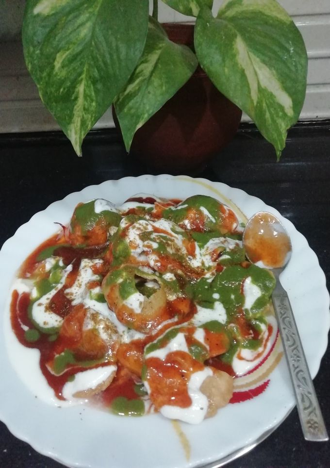 A picture of Dahi Vada.