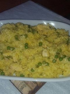 Una foto de Arroz con pollo y verduras