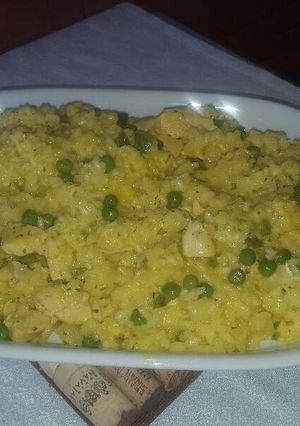 Una foto de Arroz con pollo y verduras