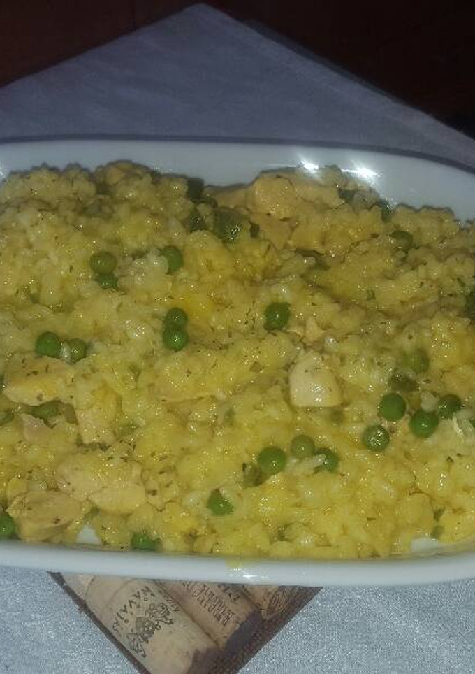 Una foto de Arroz con pollo y verduras