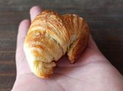 Una foto de masa hojaldre con margarina