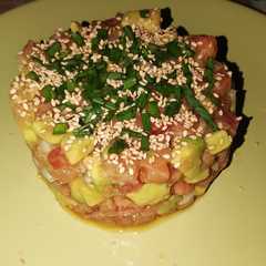 Una foto de Tartar de salmón ahumado