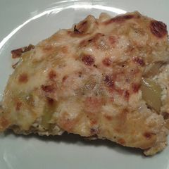 A picture of Leeks with chicken in white sauce.