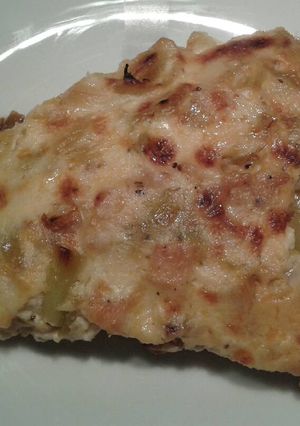 A picture of Leeks with chicken in white sauce.