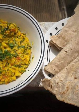 A picture of Spring Onion Zunka with jowar bhakri.