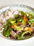 Bœuf sauté aux poivrons, servi avec du riz blanc