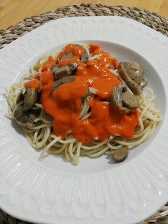 Una foto de Espaguetis con champiñones y salsa de pimientos