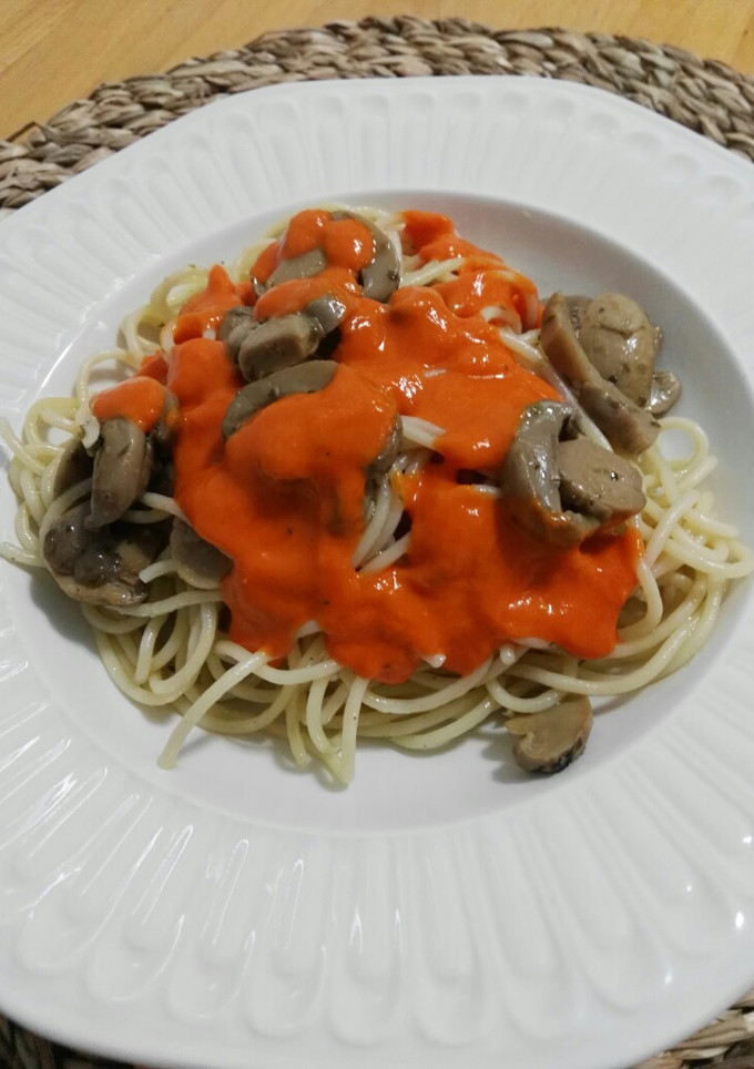 Una foto de Espaguetis con champiñones y salsa de pimientos