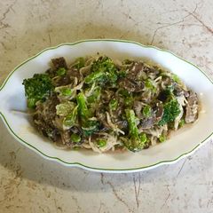 A picture of Edamame, Broccoli, Green Peppers and Mushrooms Thai Noodle.