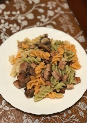 Фото Макарони з грибами та шинкою🥓🍄.