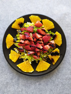 Una foto de Ensalada de fresas con naranja