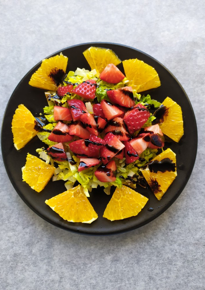 Una foto de Ensalada de fresas con naranja