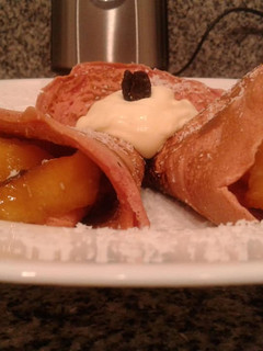 Una foto de Crepes dulces con tinta de remolacha, y manzanas caramelizadas con azúcar y limón!