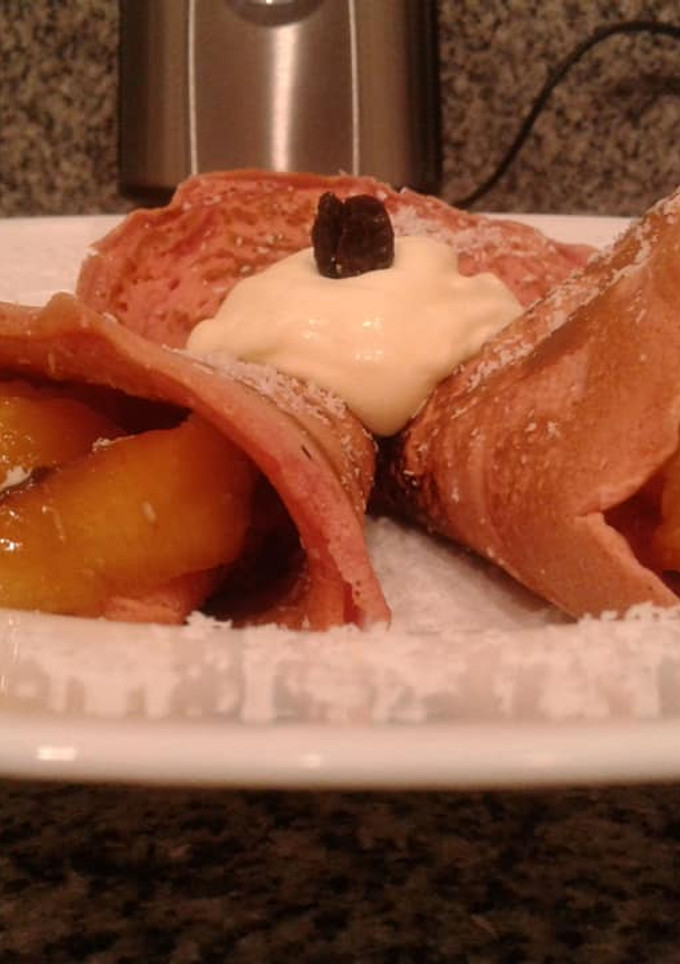 Una foto de Crepes dulces con tinta de remolacha, y manzanas caramelizadas con azúcar y limón!