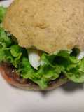 Sándwich de hamburguesa casera a la parrilla con pan integral
