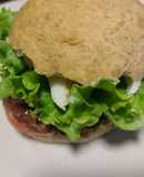 Sándwich de hamburguesa casera a la parrilla con pan integral