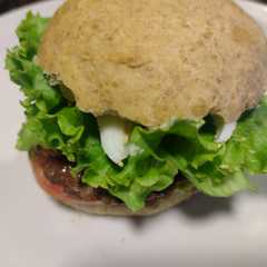 Una foto de Sándwich de hamburguesa casera a la parrilla con pan integral