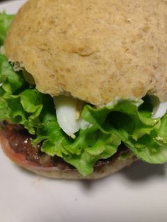 Una foto de Sándwich de hamburguesa casera a la parrilla con pan integral