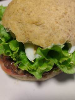 Una foto de Sándwich de hamburguesa casera a la parrilla con pan integral