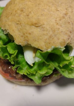 Una foto de Sándwich de hamburguesa casera a la parrilla con pan integral