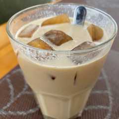 Una foto de Iced latte de banano y tahini