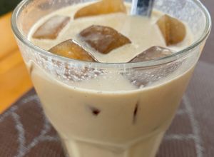 Una foto de Iced latte de banano y tahini