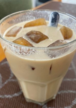 Una foto de Iced latte de banano y tahini