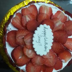 A picture of Strawberry and biscuit  Cake.