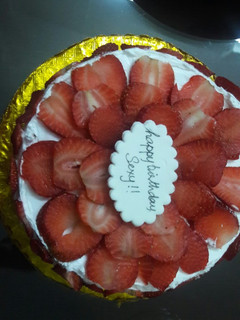 A picture of Strawberry and biscuit Cake.